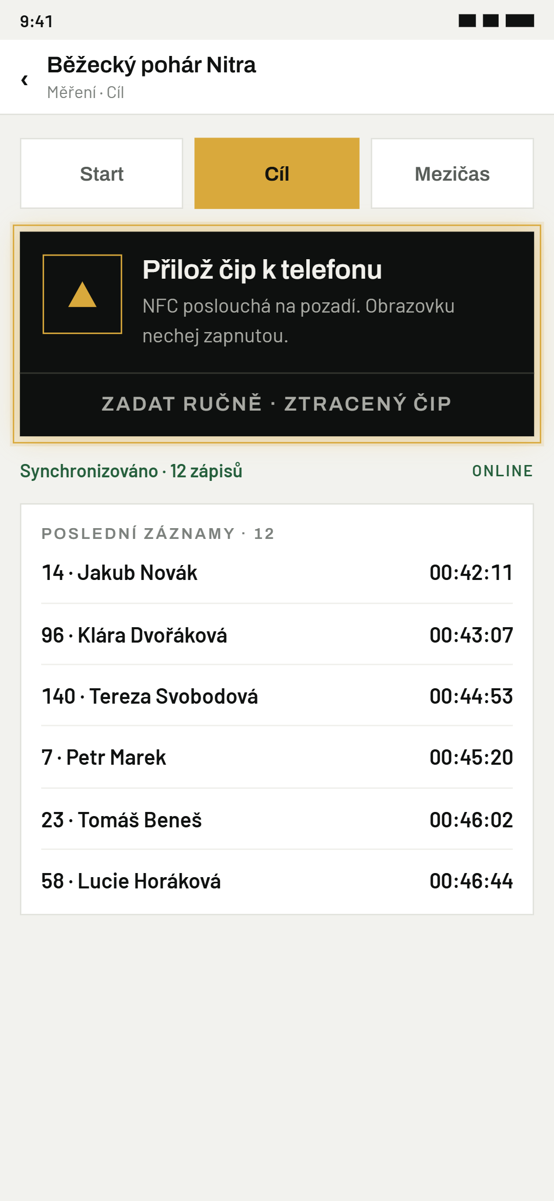 Závodník přiloží čip k telefonu